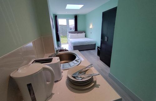 Pinkwell House | Convenient Letzi Private En-Suite Near Heathrow Airport T3