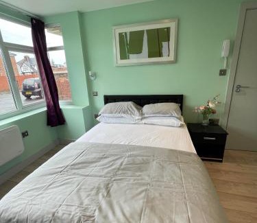 Pinkwell House | Convenient Letzi Private En-Suite Near Heathrow Airport T3