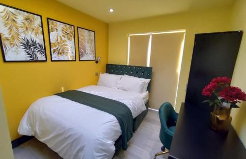 Rayners Lane House | Cozy Private En-Suite with Kitchen in Harrow