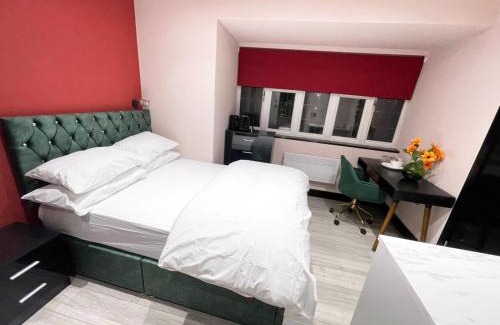 Rayners Lane House | Cozy Private En-Suite with Kitchen in Harrow