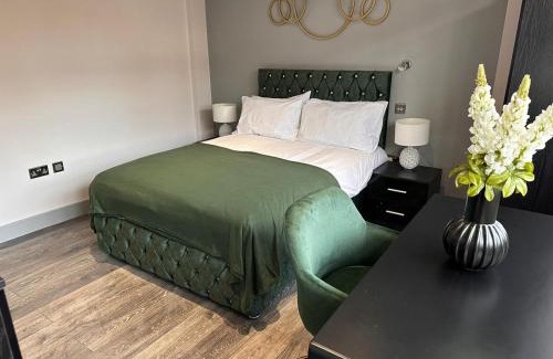 Rayners Lane House | Cozy Private En-Suite with Kitchen in Harrow
