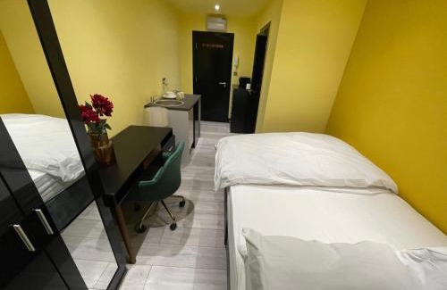 Rayners Lane House | Cozy Private En-Suite with Kitchen in Harrow