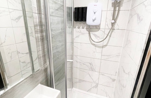 Headstone North Apartment | Comfortable Letzi Private En-Suite with Breakfast Included