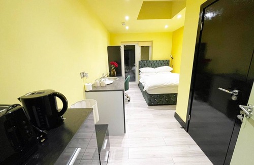 Headstone North Apartment | Comfortable Letzi Private En-Suite with Breakfast Included