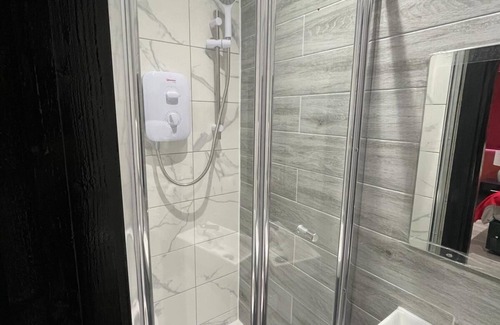 Headstone North House | Discover Letzi Private En-Suite: Family-Friendly Retreat