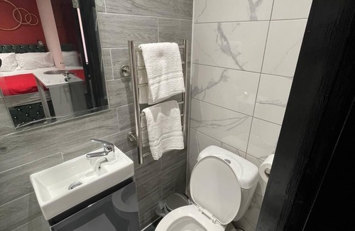Headstone North House | Discover Letzi Private En-Suite: Family-Friendly Retreat