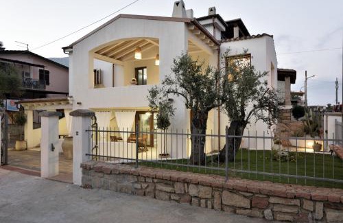 Tancau Sul Mare Apartment | Relax at Levante, Steps from the Sea with Ocean Views