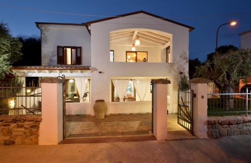 Tancau Sul Mare Apartment | Relax at Levante, Steps from the Sea with Ocean Views