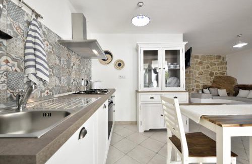 Tancau Sul Mare Apartment | Relax at Levante, Steps from the Sea with Ocean Views