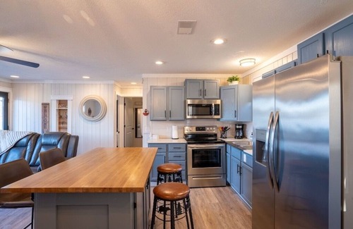 Camdenton Cabin | Beautiful Lakefront Cabin with Private Dock Near Old Kinderhook
