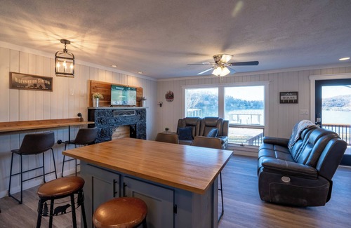 Camdenton Cabin | Beautiful Lakefront Cabin with Private Dock Near Old Kinderhook