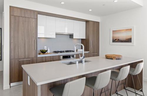 Downtown Los Angeles Hotel | Pet-Friendly Retreat with Pool and Ocean View in Downtown LA
