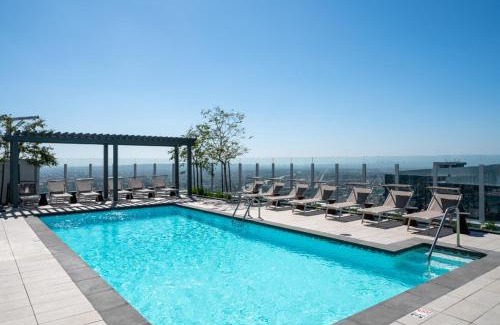 Downtown Los Angeles Hotel | Pet-Friendly Retreat with Pool and Ocean View in Downtown LA