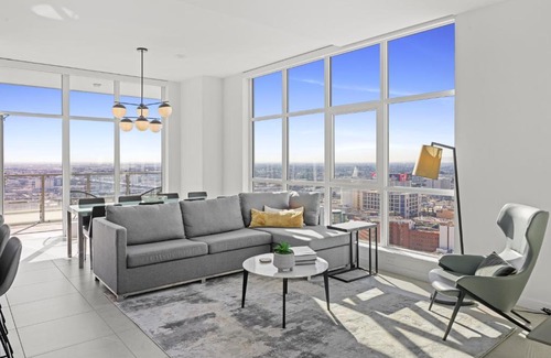 Downtown Los Angeles Hotel | Pet-Friendly Retreat with Pool and Ocean View in Downtown LA