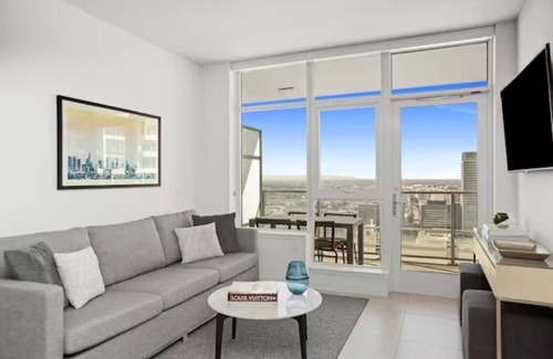 Downtown Los Angeles Hotel | Cozy Level South Hill: One Bedroom & Office in Downtown LA