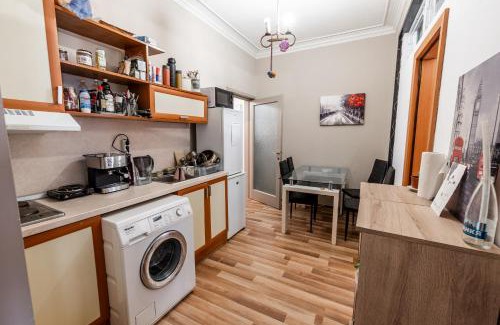 Sofia City Center Apartment | Levski 3BR Retreat