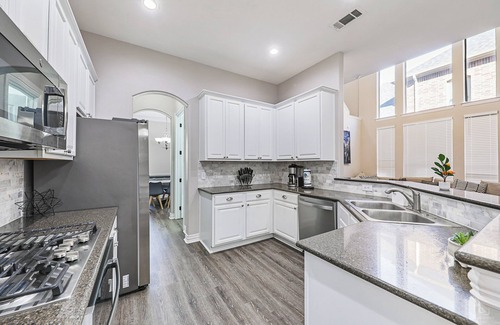 Lewisville House | Lewisville Retreat | 5BR Home