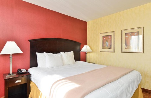 Queens Hotel | Convenient Lex View Inn with Child-Friendly Amenities
