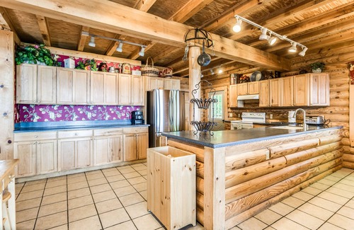 Lexington Cabin | Lexington - Lake Huron Log Home with Sandy Beach & Pool