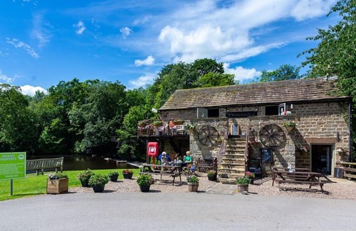 Knaresborough Apartment | Pet-Friendly Leylandii 2 Bed Holiday Home in Scenic Locale