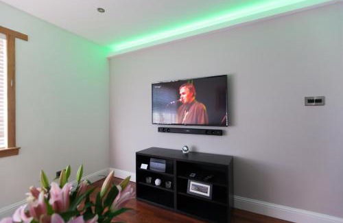 Dunfermline Apartment | Inviting Leys Park Executive Apartments with Breakfast Included