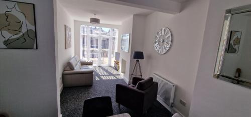 Everton House | Ideal Anfield Retreat: Family-Friendly Home with Parking