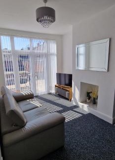 Everton House | Ideal Anfield Retreat: Family-Friendly Home with Parking