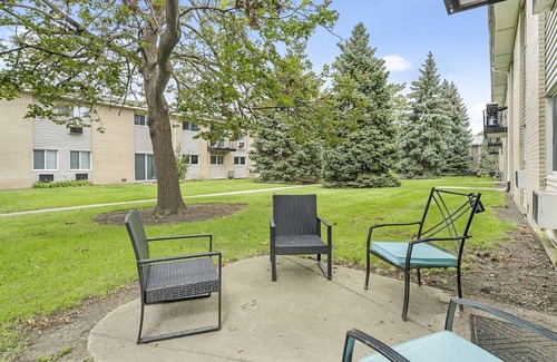 Des Plaines Apartment | Lg. 2 br Apt. 10 minutes from Airport w/ Free Parking