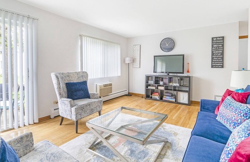 Des Plaines Apartment | Lg. 2 br Apt. 10 minutes from Airport w/ Free Parking