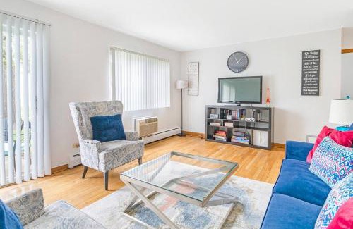 Des Plaines Apartment | Discover a 2-Bedroom Apartment Near Chicago with Ocean View