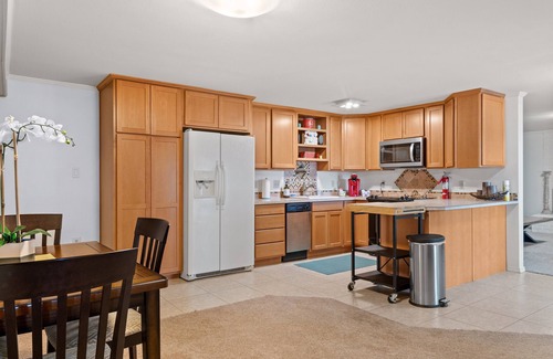 Tri-Cities House | Tranquil River View Retreat: 9.8 Rated, Family-Friendly Stay
