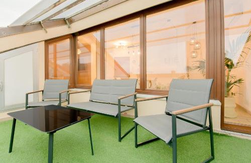Centro Urbano Apartment | Discover LHE Central View Boutique: Top-Rated 4-Star Retreat