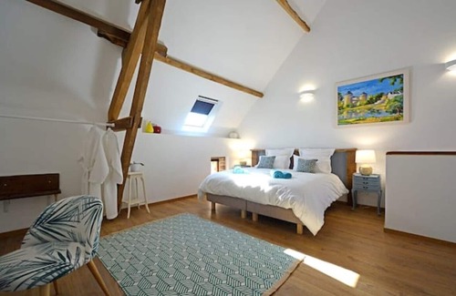 Saint-Aubin-Fosse-Louvain House | Romantic Getaway at L’HIRONDELLE: Ocean View & Pool