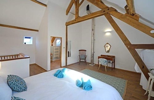 Saint-Aubin-Fosse-Louvain House | Romantic Getaway at L’HIRONDELLE: Ocean View & Pool