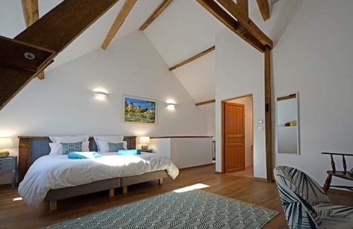 Saint-Aubin-Fosse-Louvain House | Romantic Getaway at L’HIRONDELLE: Ocean View & Pool