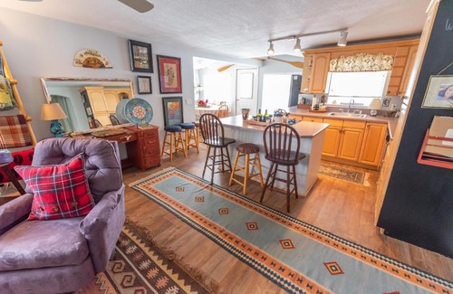Cambridge Springs Apartment | Li'l Love Inn: Waterfront Retreat with Pet-Friendly Charm
