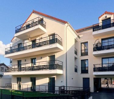 Pontault-Combault Apartment | Guest Rated 8.5: Family & Pet-Friendly at Liberation