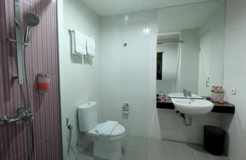 Malang Hotel | Budget-Friendly Liberta Hub Singosari: Family Dining & More