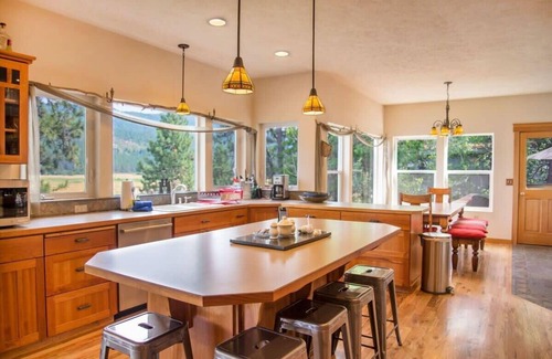 Liberty Lake House | Liberty Lodge - Waterfront Retreat with Ocean & Lake Views