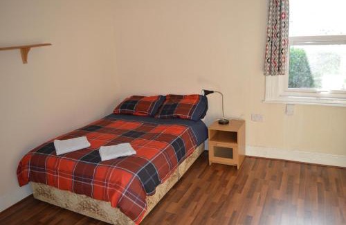 Phibsborough House | Cozy Library View Villa: Family-Friendly Getaway Awaits