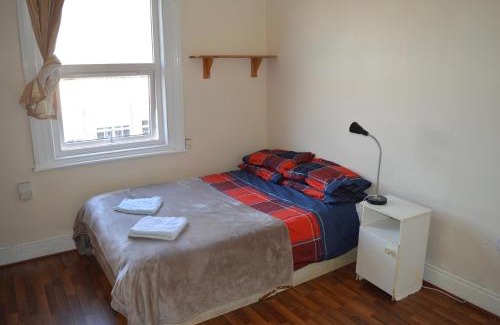 Phibsborough House | Cozy Library View Villa: Family-Friendly Getaway Awaits