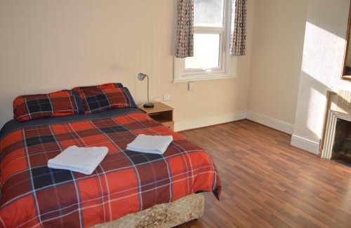 Phibsborough House | Cozy Library View Villa: Family-Friendly Getaway Awaits