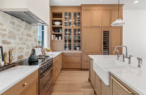 Central Okanagan House | Beachside Farmhouse with Ocean View and Pool Access