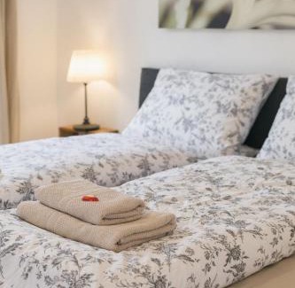 Leipziger Vorstadt Apartment | Central FeWo with Netflix & Wheelchair Access - 8/10 Rated