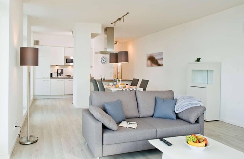 Pelzerhaken Apartment | Bright Oceanfront Penthouse with Pool & Spa Amenities