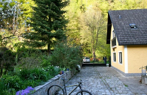 Emmersdorf an der Donau Apartment | Relax at Lichtlmühle: Hot Tub & Kitchen Amenities Await