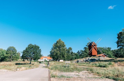 Norrtalje Municipality Hotel | Idyllic Lidö Värdshus with Private Beach & Ocean Views
