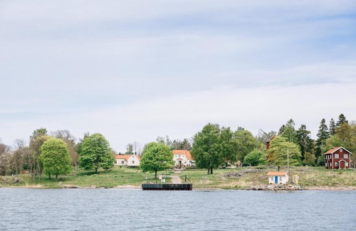 Norrtalje Municipality Hotel | Idyllic Lidö Värdshus with Private Beach & Ocean Views