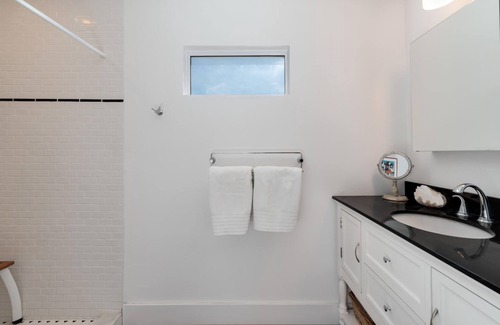 Sarasota House | Cozy Lido Beach Retreat: Steps from the Ocean & Pool