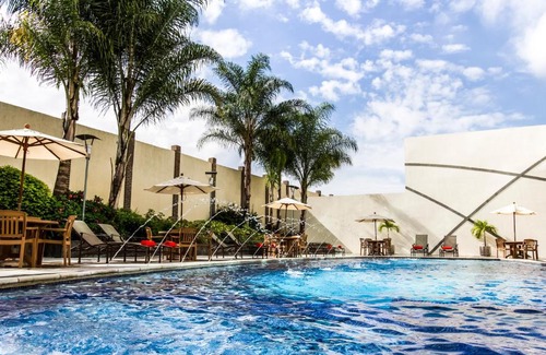 Naguanagua Hotel | Elegant Lidotel Valencia: Poolside Bliss & Family-Friendly Stay